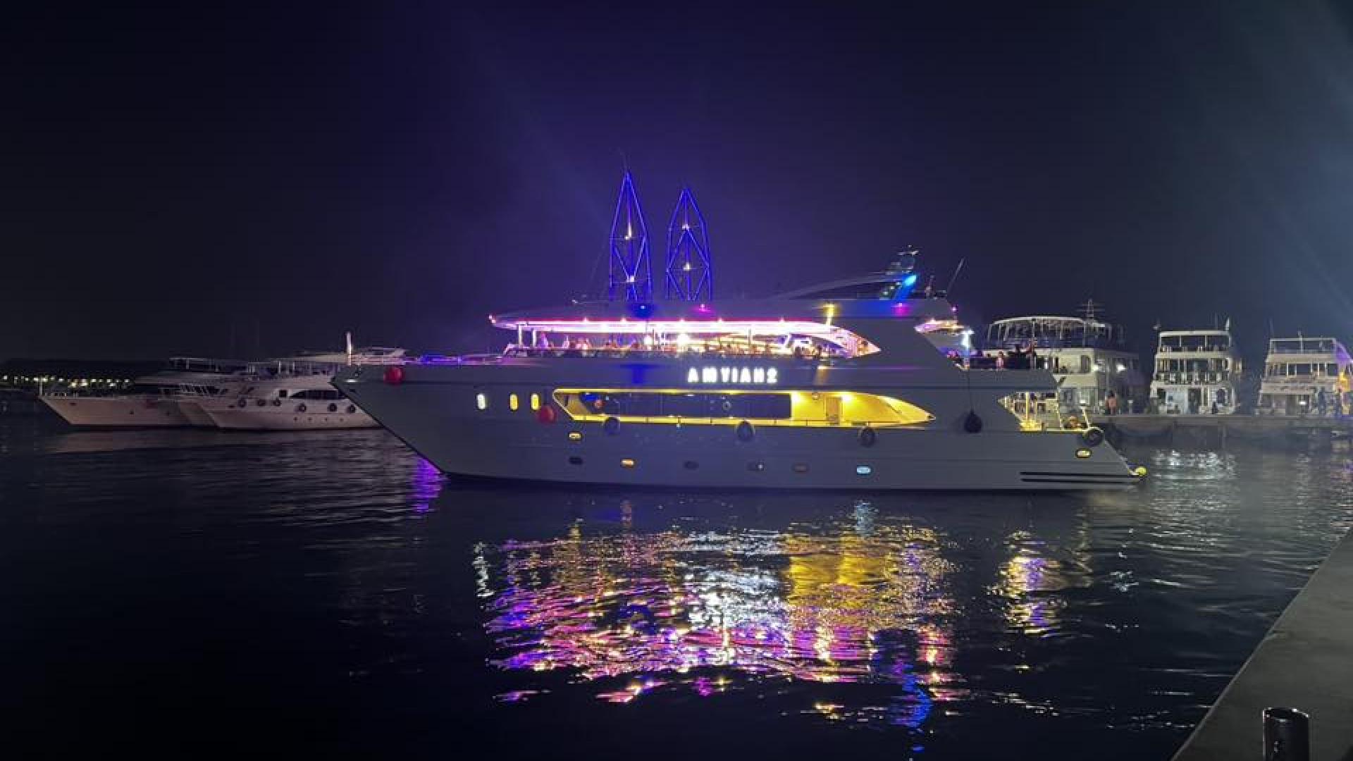 Akşam Yat Deneyimi Rehberi – Şarm El Şeyh’te Akşam Yemeği Tekne Turu