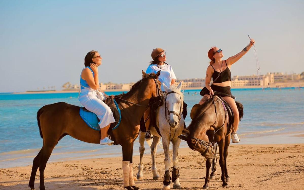 Верховая езда на лошадях по пляжу в Шарм-эль-Шейхе
